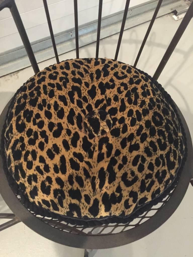 Teetisch mit zwei Stühlen mit Leopardenmuster-Kissen und Marmorplatte im Angebot 1