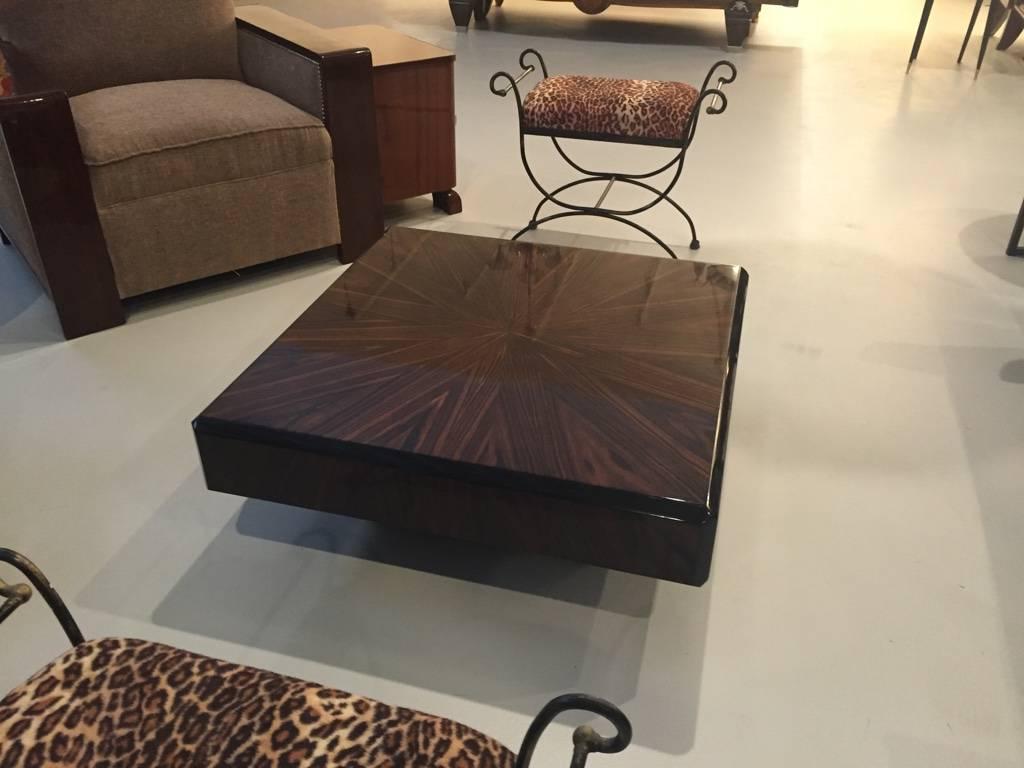 Superbe table basse Art Déco française en Macassar sunburst avec des accents en ébène. Très belle finition polie à la française.
   