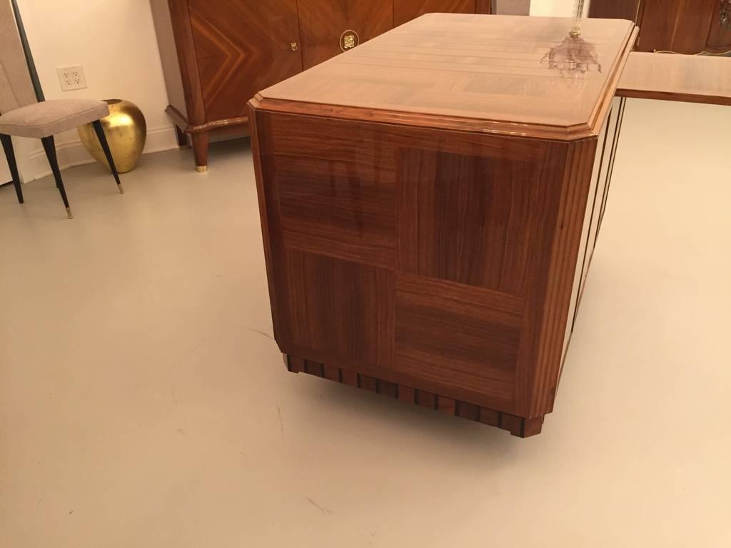 Beeindruckender französischer Art-Déco-Schreibtisch mit Sekretärtisch (Holz) im Angebot