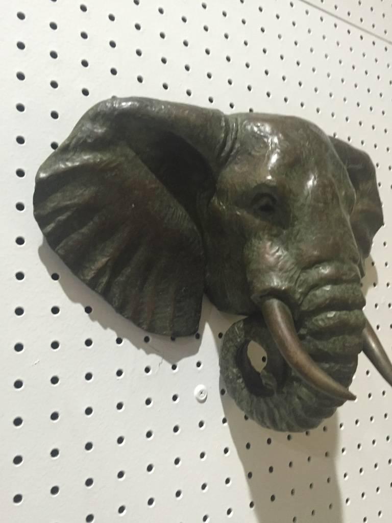 Paire de têtes d'éléphants en bronze Excellent état - En vente à North Bergen, NJ