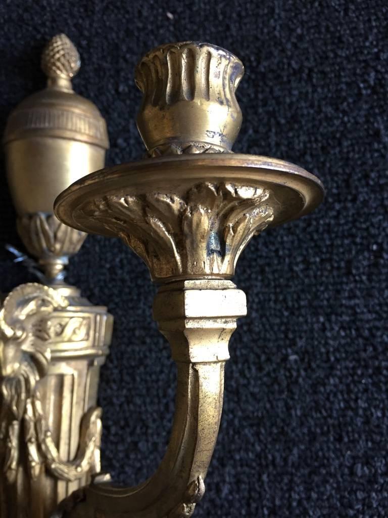 20ième siècle Paire d'appliques à candélabre en bronze doré « Tête de renard » en vente