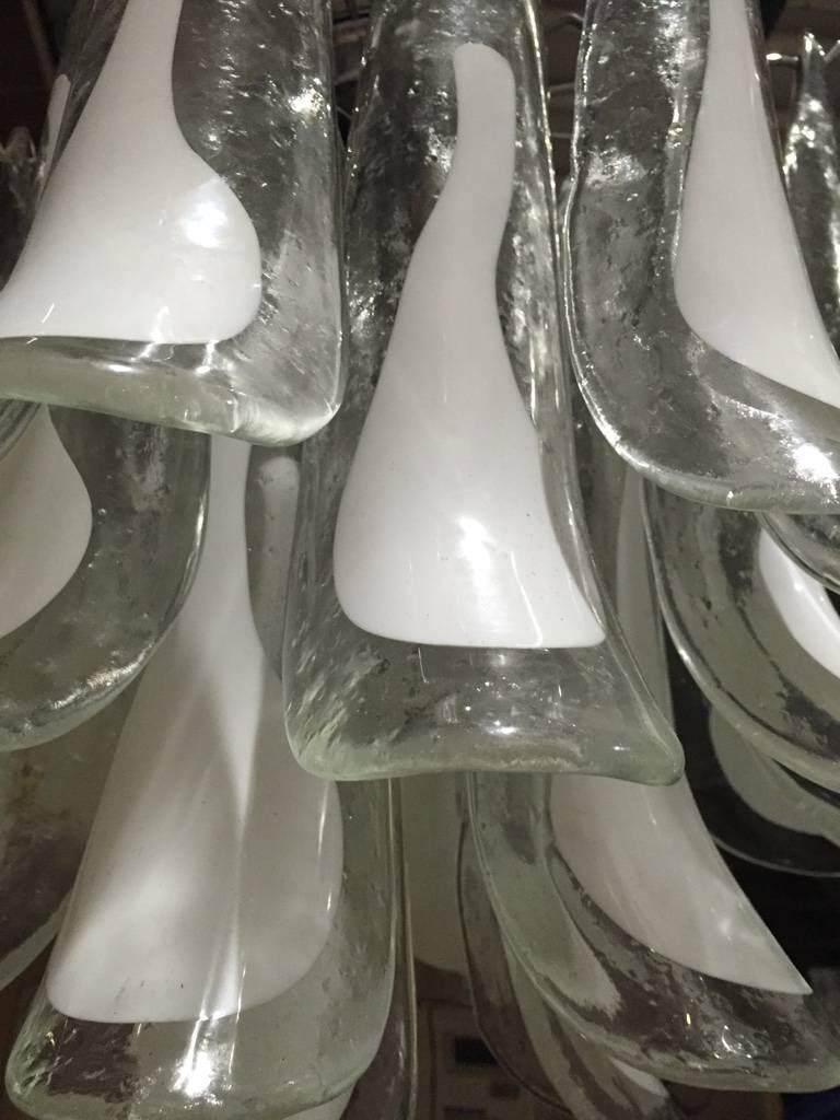 Lustre italien en verre à plumes blanches du milieu du siècle dernier, par Mazzega Excellent état - En vente à North Bergen, NJ