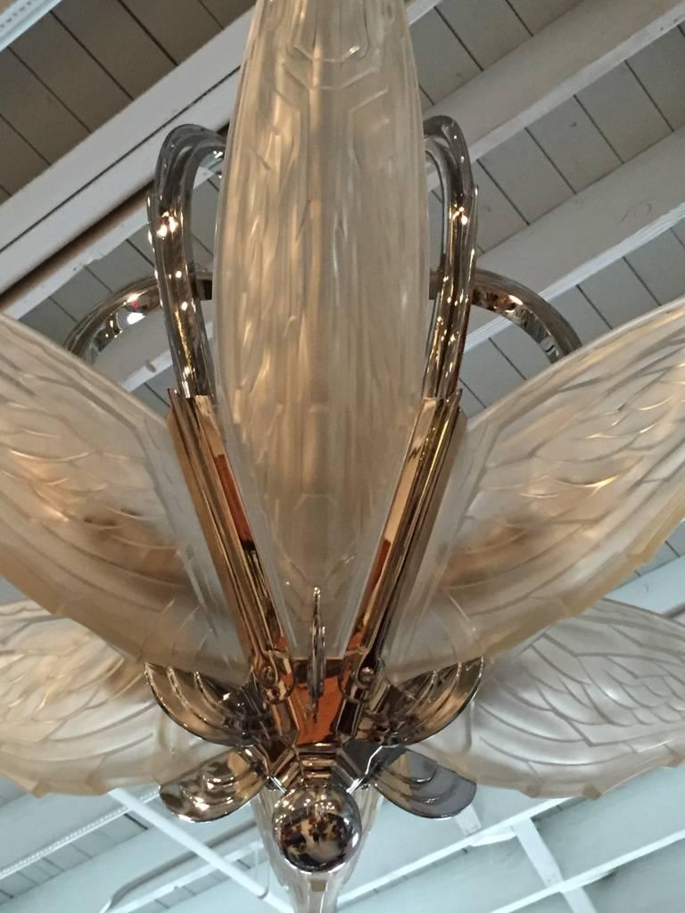Art déco-Kronleuchter im französischen Stil mit geometrischem fliegendem Vogelmotiv von P. Maynadier im Angebot 2
