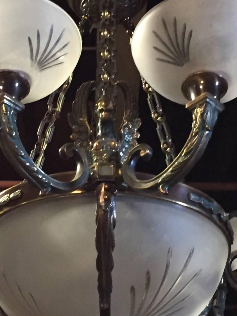 Paire de lustres à neuf lumières en cristal et bronze en forme de dôme représentant Gargoyle en vente 1