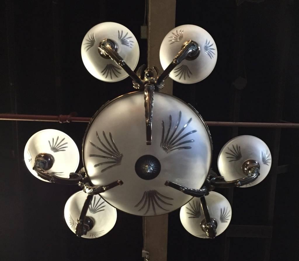Paire de lustres à neuf lumières en cristal et bronze en forme de dôme représentant Gargoyle en vente 4