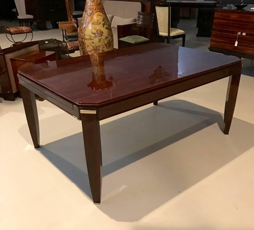 Superbe table de salle à manger Art Déco française avec une finition polie à la française. La quincaillerie argentée met en valeur le bois. De superbes détails déco.