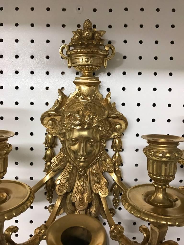 Paire d'appliques candélabres à cinq lumières en laiton Excellent état - En vente à North Bergen, NJ