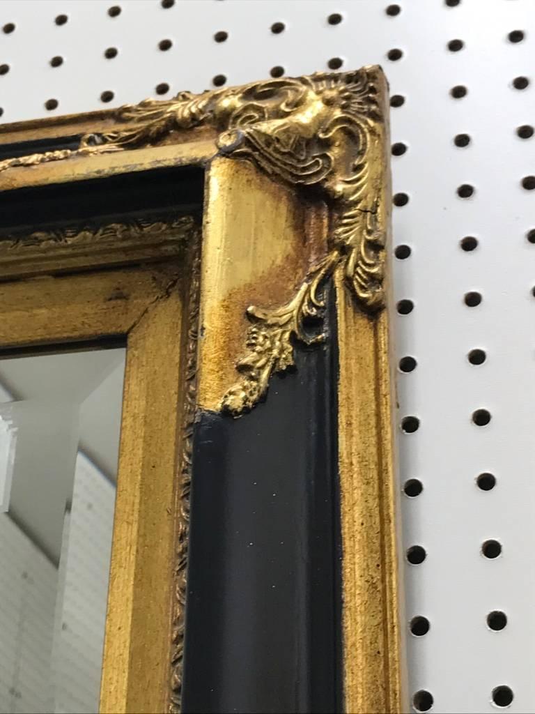 Superbe miroir en bois doré avec verre biseauté et accents d'ébène.
