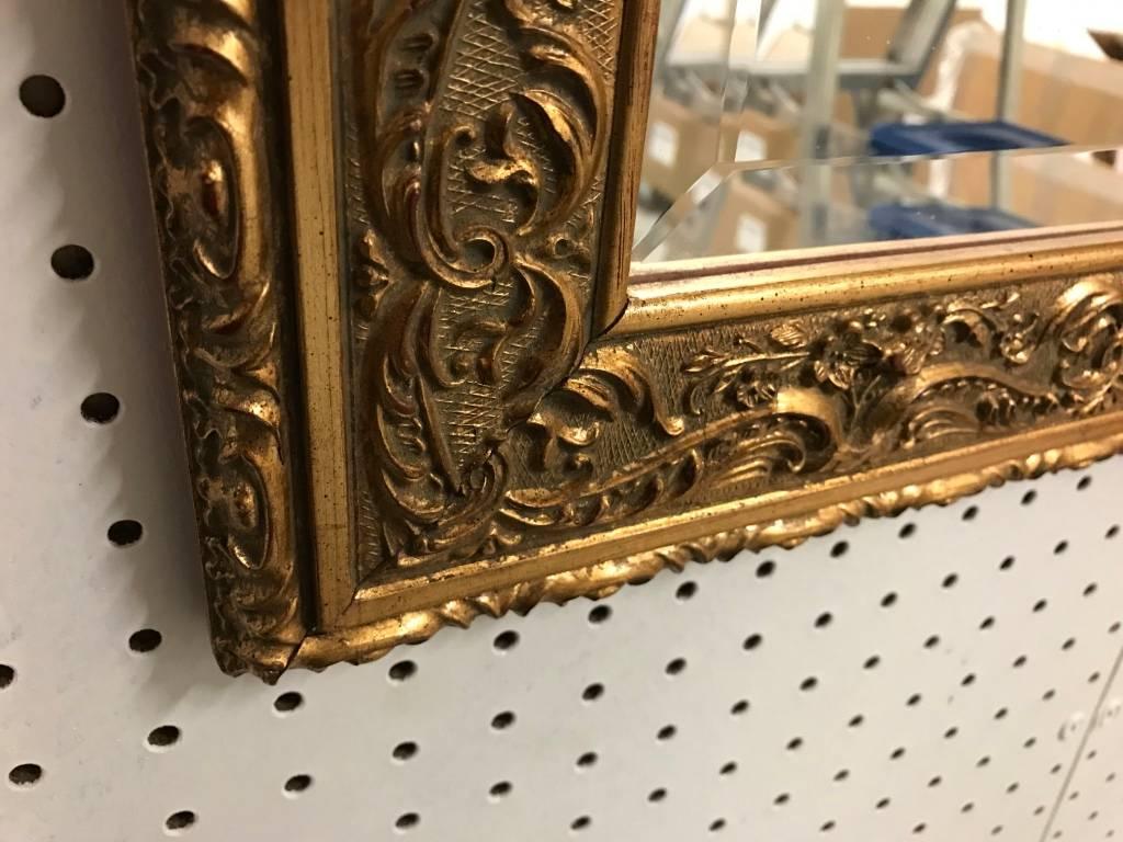 Miroir en bois doré avec de belles volutes Excellent état - En vente à North Bergen, NJ