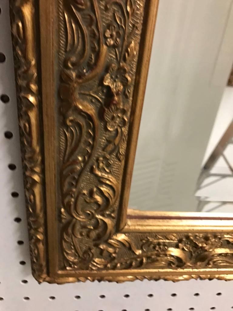 20ième siècle Miroir en bois doré avec de belles volutes en vente
