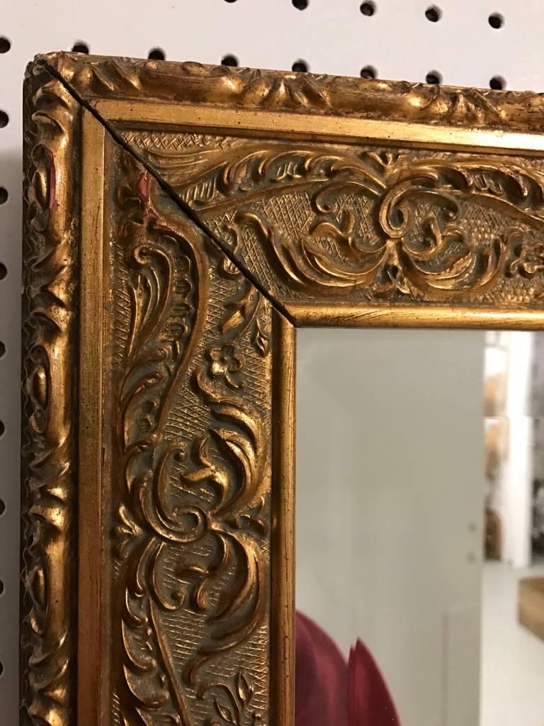 Miroir en bois doré avec de belles volutes en vente 1