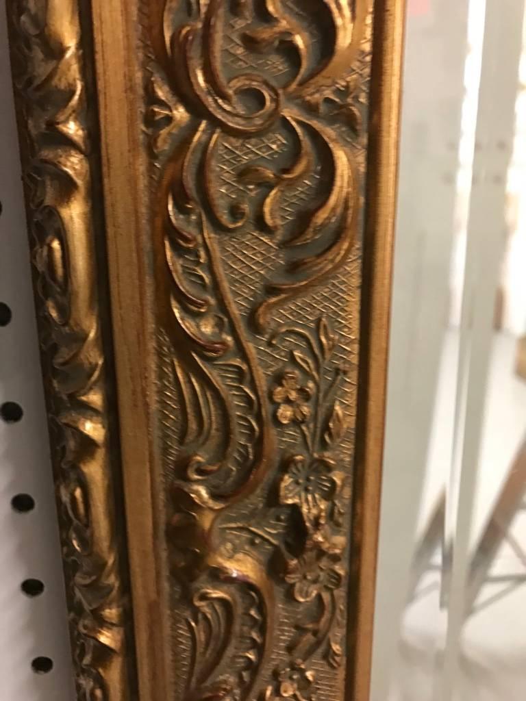 Miroir en bois doré avec de belles volutes en vente 2