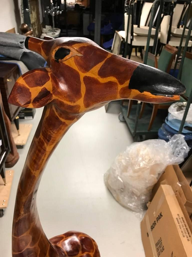 Magnifique girafe en bois sculptée à la main. D'une hauteur de plus d'un mètre quatre-vingt-dix, il présente des détails sculptés exceptionnels. Mesures : 74.5