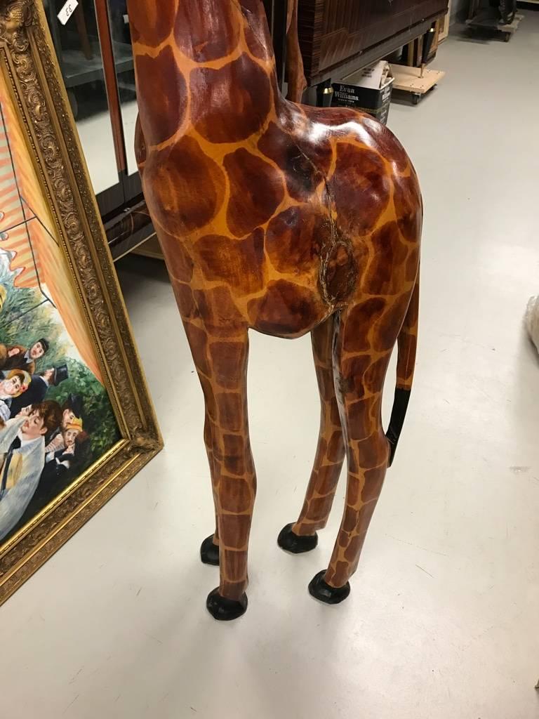 Milieu du XXe siècle Grande girafe debout en Wood Wood sculpté à la main en vente