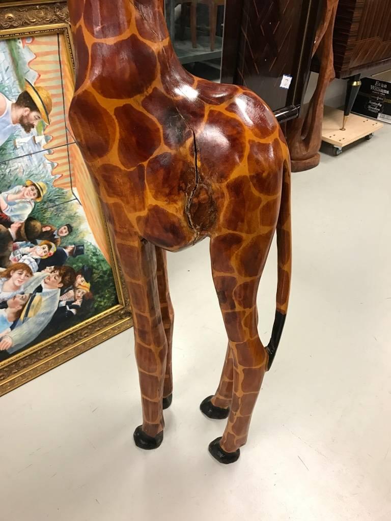 Grande girafe debout en Wood Wood sculpté à la main en vente 1