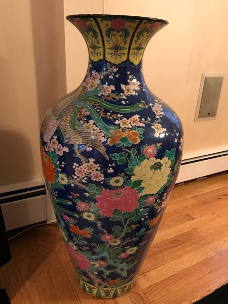 Superbe vase en porcelaine de taille palace avec un motif floral et d'oiseaux. La scène florale est magnifique, avec des couleurs très vives et beaucoup de détails. Ainsi que des oiseaux volants.