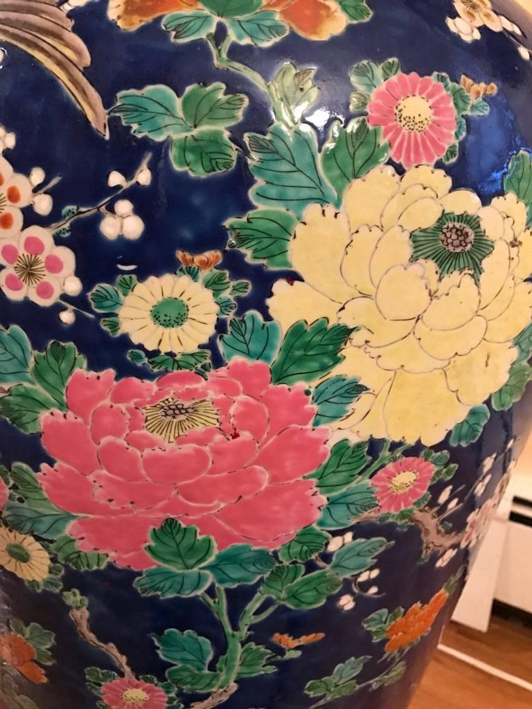 20ième siècle Vase en porcelaine de taille palais avec motif floral en vente