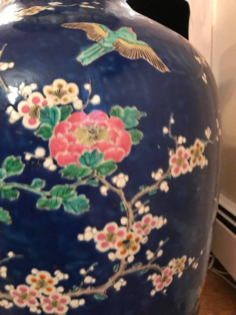 Vase en porcelaine de taille palais avec motif floral en vente 2