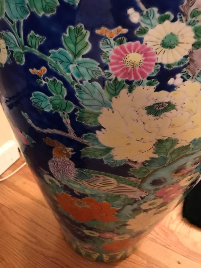 Vase en porcelaine de taille palais avec motif floral en vente 4