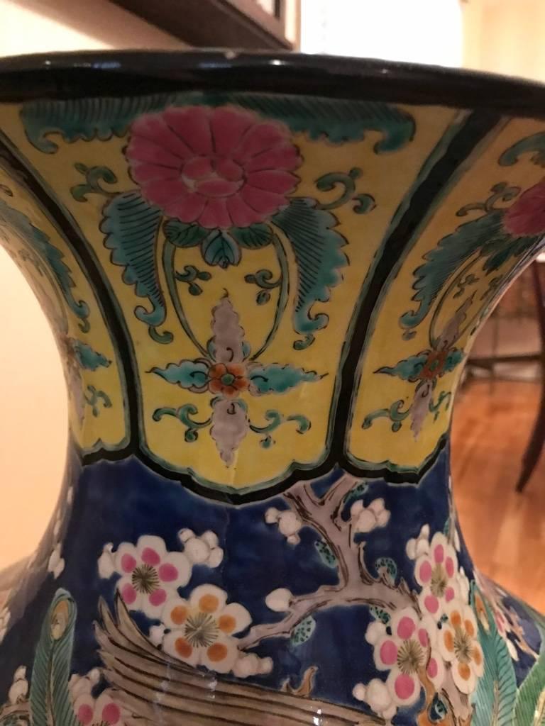 Vase en porcelaine de taille palais avec motif floral en vente 6