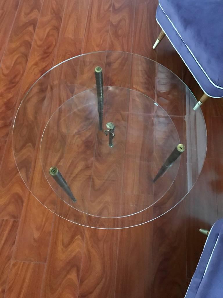 Italienische moderne zweistufige runde Glasplatte und Regal. Mit schönen Messingbeinen und Endstück.