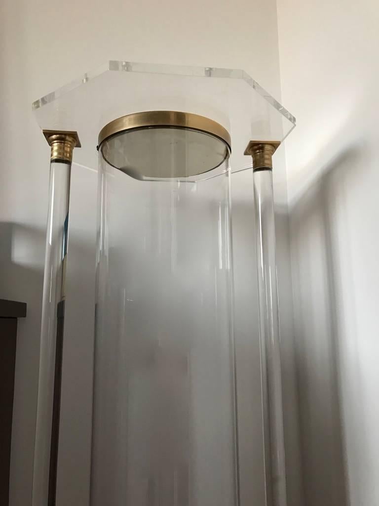 Pair of Mid-Century Modern Brass and Lucite Pedestals In Excellent Condition For Sale In North Bergen, NJ