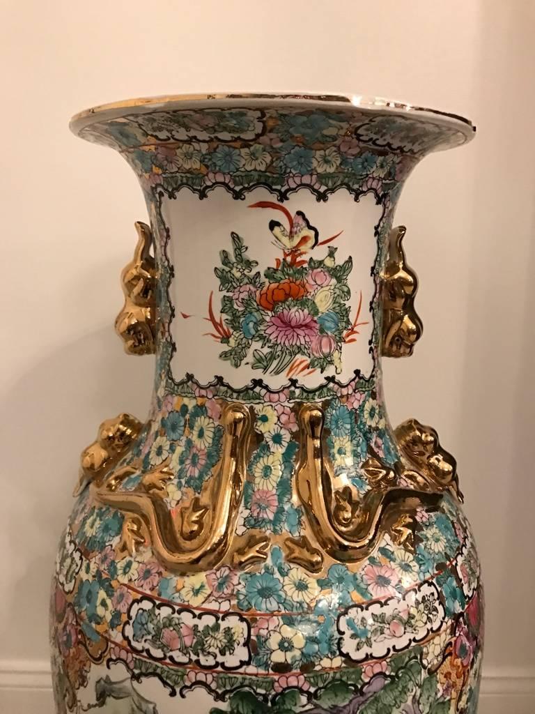Jarrón de Porcelana Tamaño Palacio con Motivo Floral y Detalles Dorados en Bueno estado para la venta en North Bergen, NJ