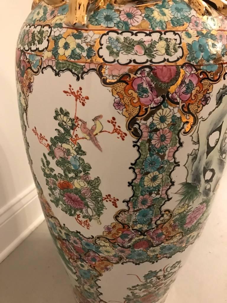Jarrón de Porcelana Tamaño Palacio con Motivo Floral y Detalles Dorados en venta 1