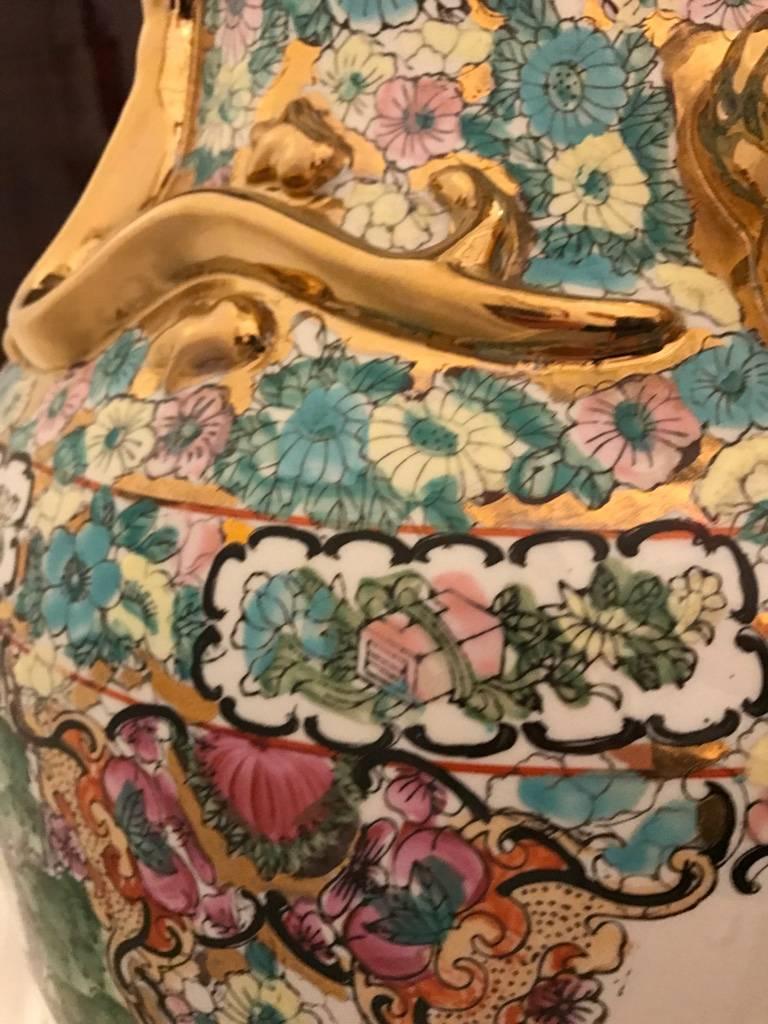 Jarrón de Porcelana Tamaño Palacio con Motivo Floral y Detalles Dorados en venta 2