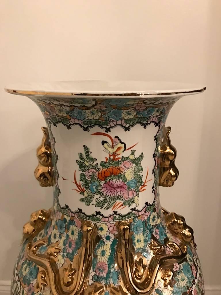 Jarrón de Porcelana Tamaño Palacio con Motivo Floral y Detalles Dorados en venta 3