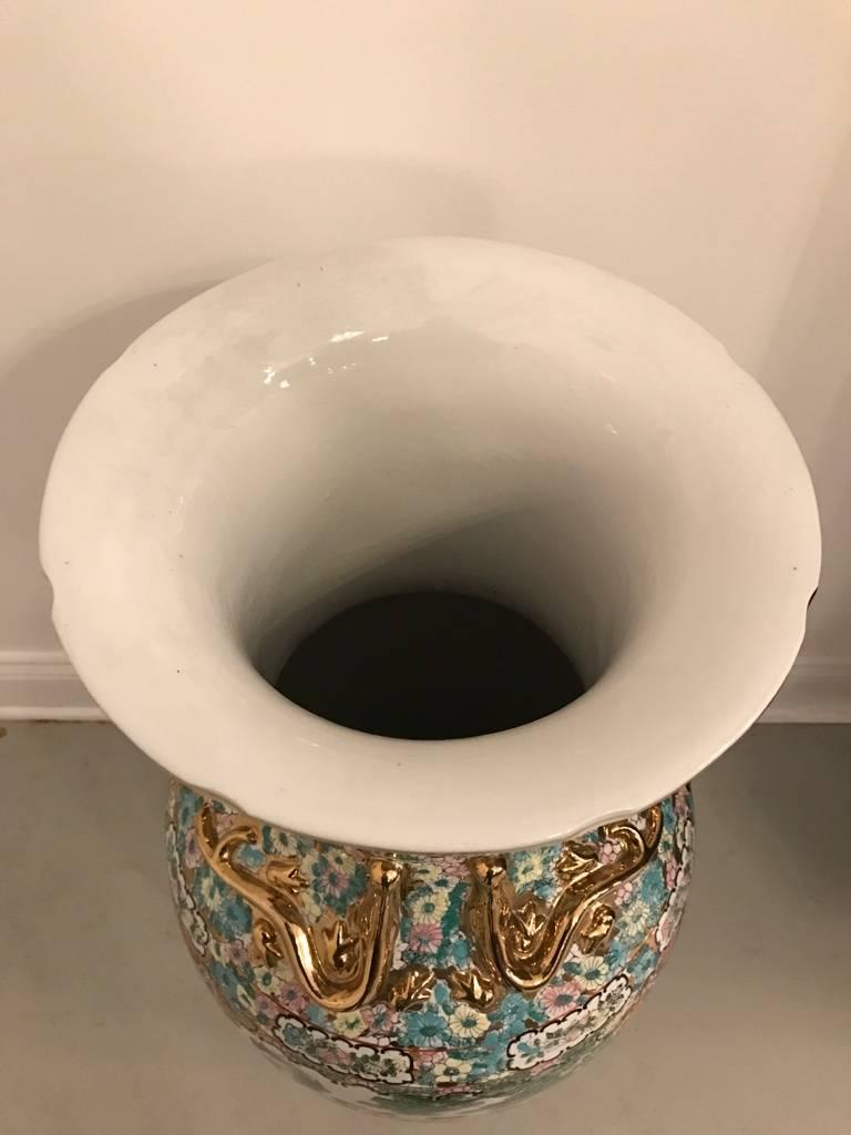 Jarrón de Porcelana Tamaño Palacio con Motivo Floral y Detalles Dorados en venta 4
