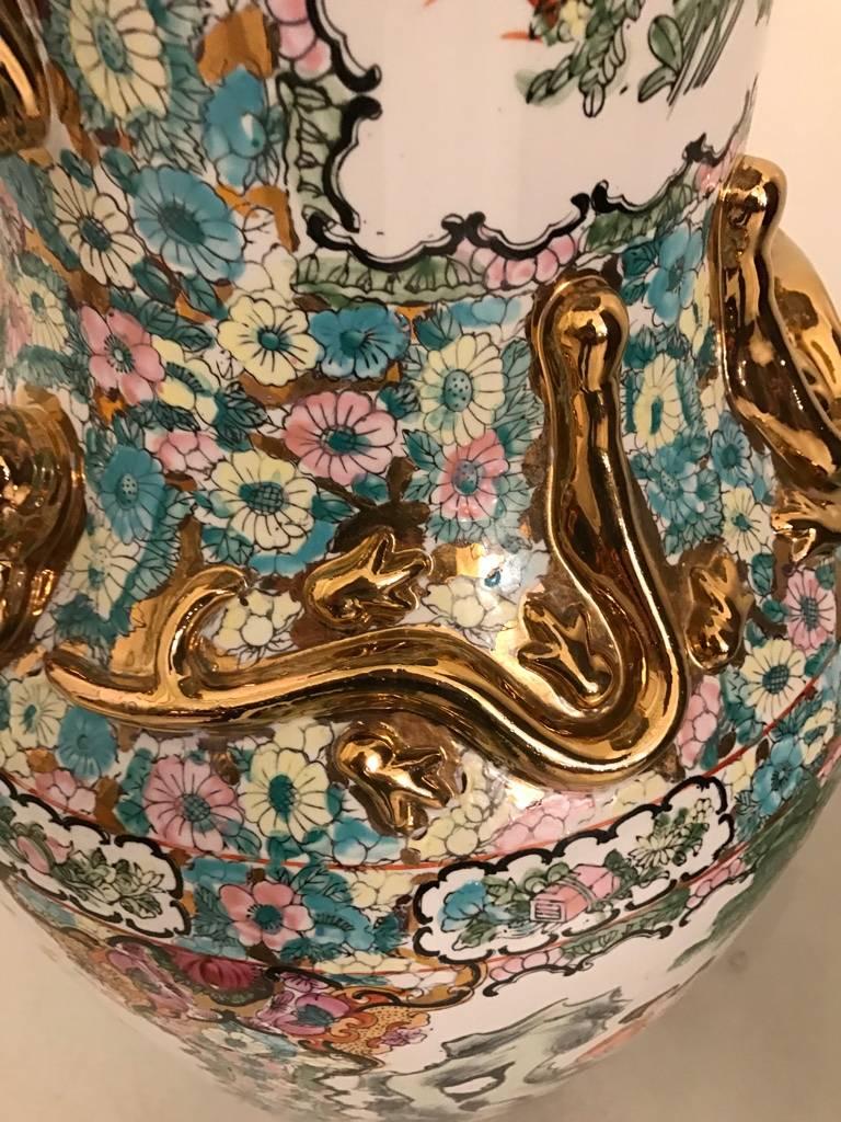 Jarrón de Porcelana Tamaño Palacio con Motivo Floral y Detalles Dorados en venta 5