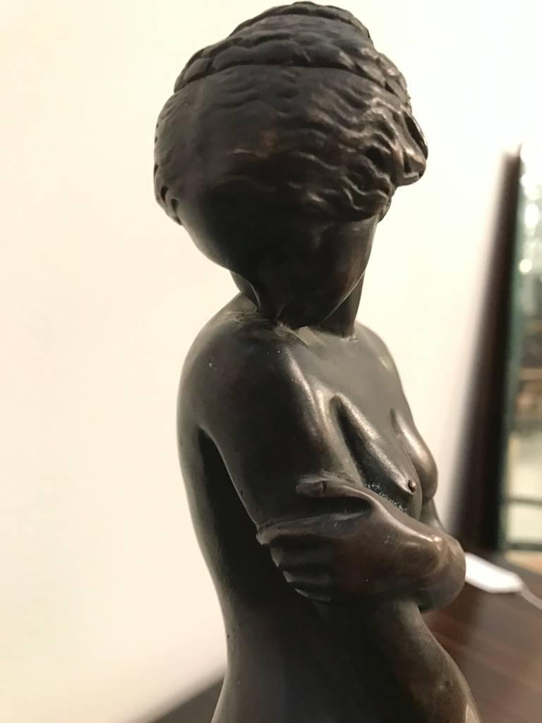 Art déco Sculpture en bronze d'une femme nue debout en vente