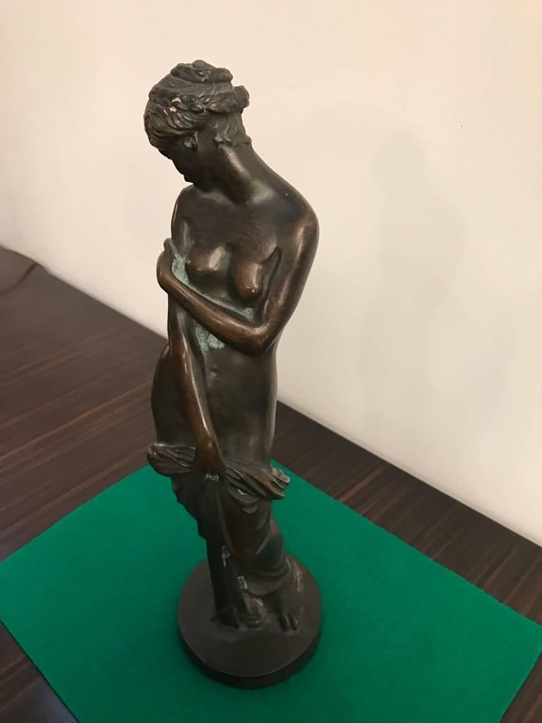 20ième siècle Sculpture en bronze d'une femme nue debout en vente