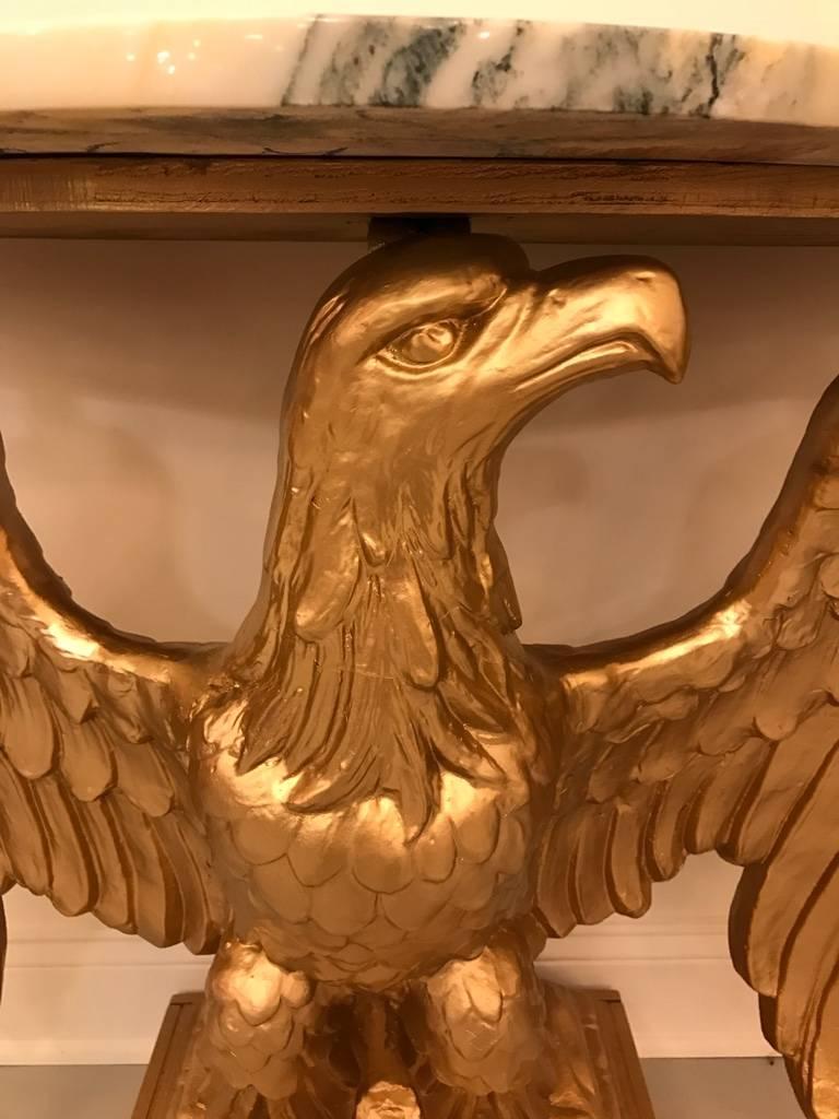 20ième siècle Table console américaine en bois doré avec aigle et plateau en marbre en vente