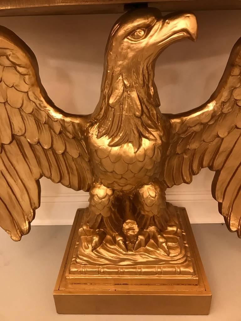Table console américaine en bois doré avec aigle et plateau en marbre en vente 1