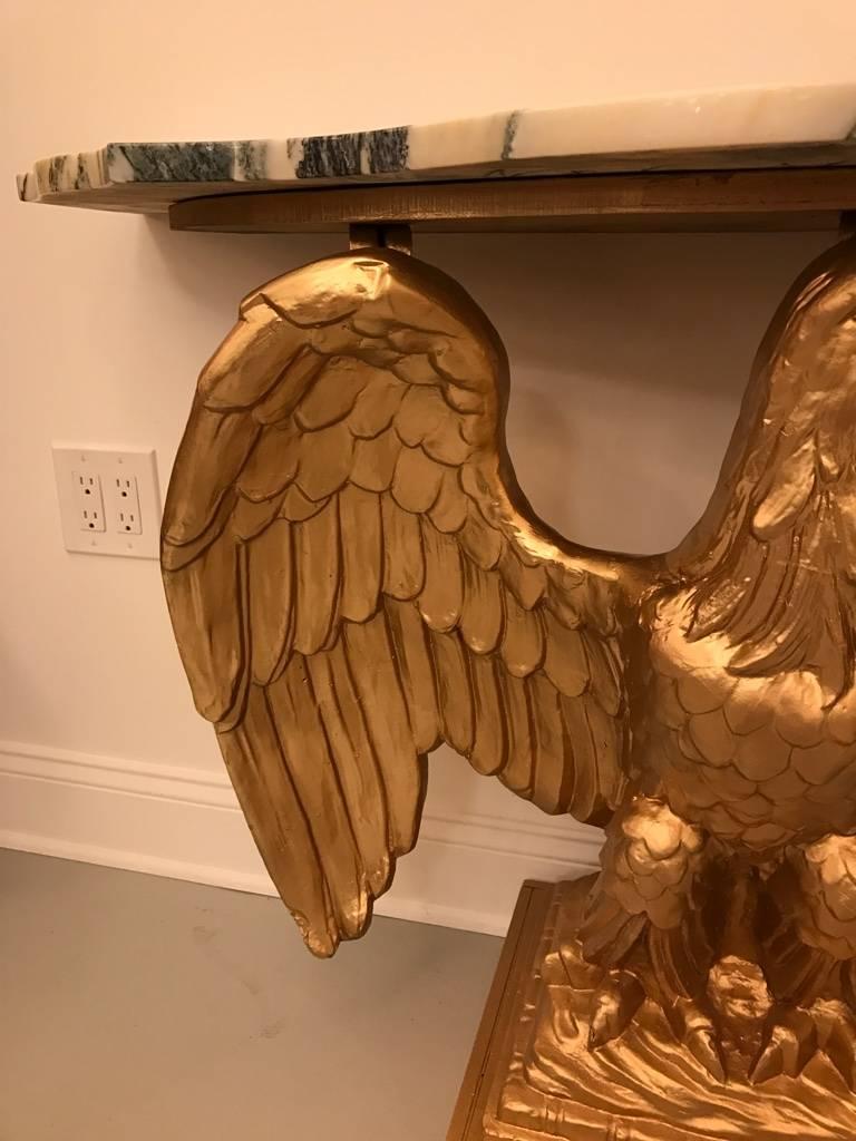 Amerikanischer Konsolentisch mit Adler aus vergoldetem Holz und Marmorplatte im Angebot 1