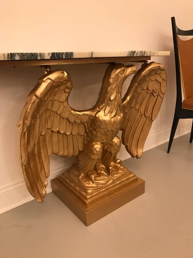 Table console américaine en bois doré avec aigle et plateau en marbre en vente 4