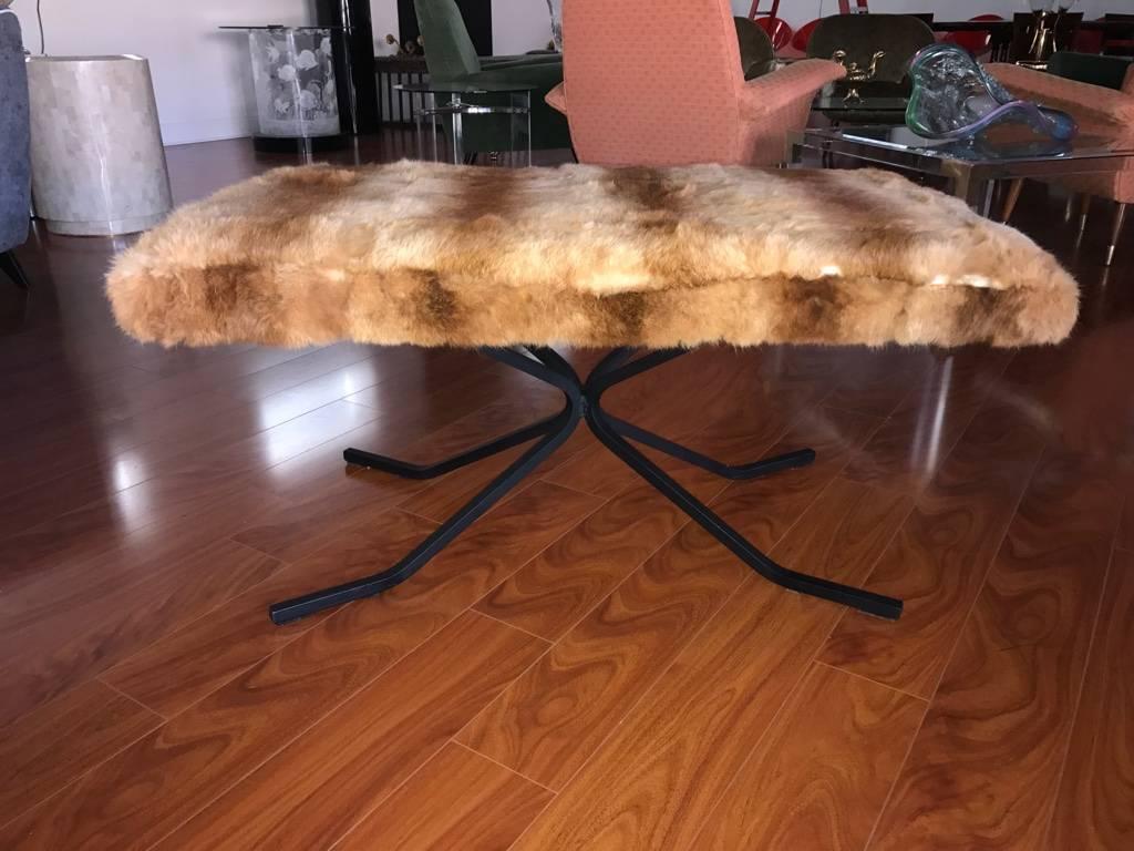 Mid-Century Modern Banc tapissé de fourrure, style mi-siècle moderne en vente