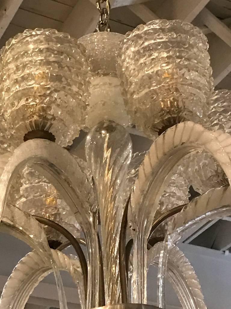 Milieu du XXe siècle Lustre italien du milieu du siècle dernier en verre de Murano et laiton par Barovier e Toso en vente