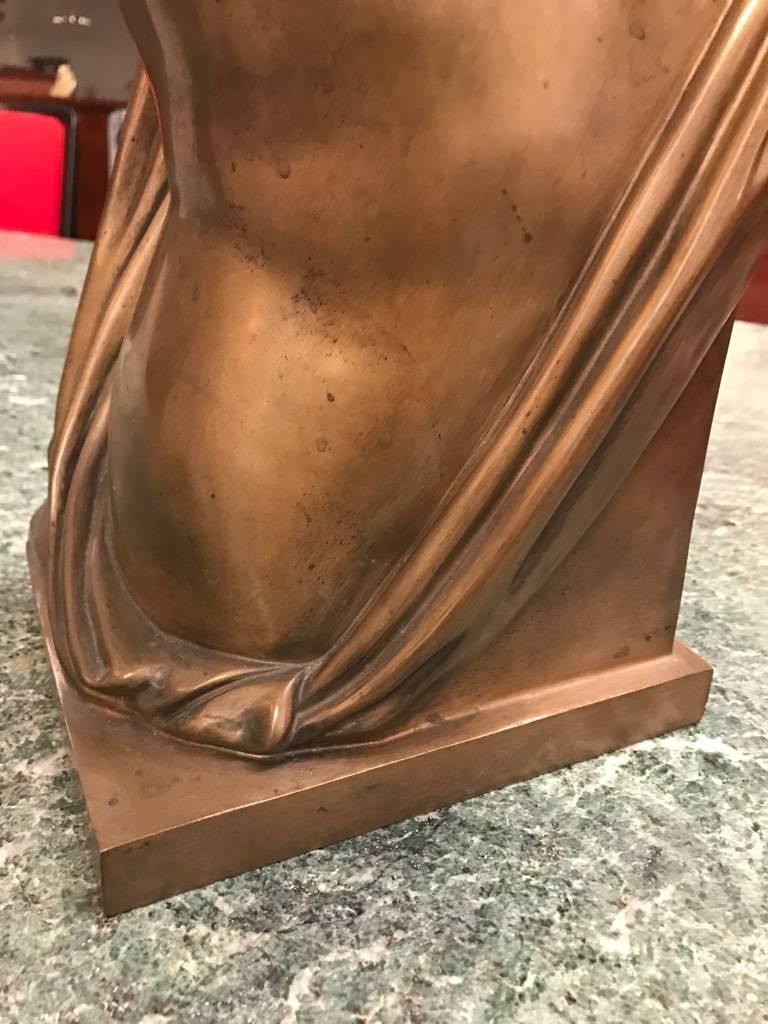 Milieu du XXe siècle Sculpture continentale en bronze de style romain en vente