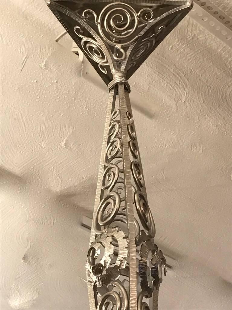 Atemberaubender französischer Art-Déco-Kronleuchter, geschaffen von dem französischen Künstler Marius Ernest Sabino. Aufgewertet durch ein florales Design aus klarem, mattiertem Glas mit geschliffenen Details. Mit geometrischem, versilbertem und