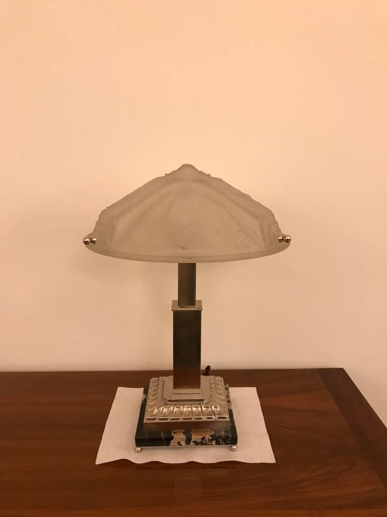 Seltene französische Art Deco Seepferdchen Tischlampe signiert von Muller Frères. Mit klarem Milchglas und überfließenden Details mit geometrischen Motiven. Der Farbton ist mit Muller Frères signiert. Gestützt von einem passenden mehrschichtigen