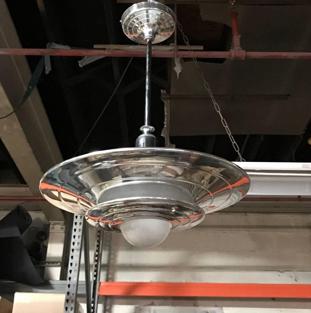 Lampadario modernista francese di metà secolo.