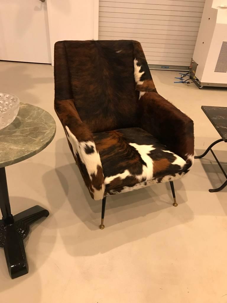 Pair of Italian Mid-Century Modern Club Chairs Covered in Cowhide In Excellent Condition In North Bergen, NJ