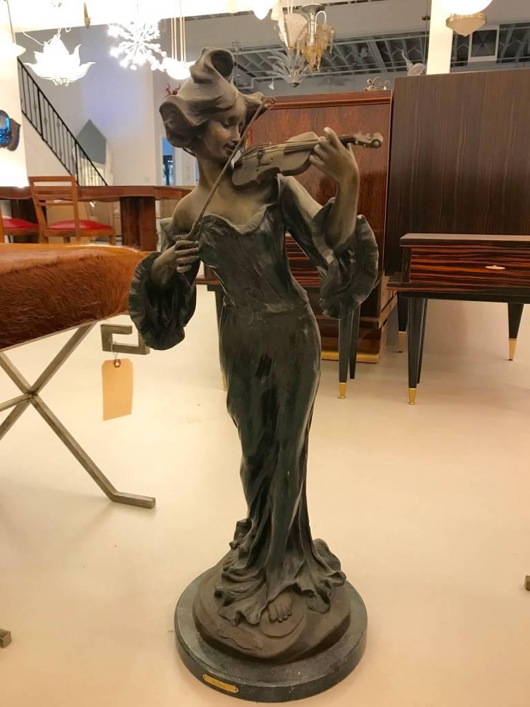 Belle musicienne par flore sculptée de Femme jouant du violon. Bronze sur socle en marbre signé 