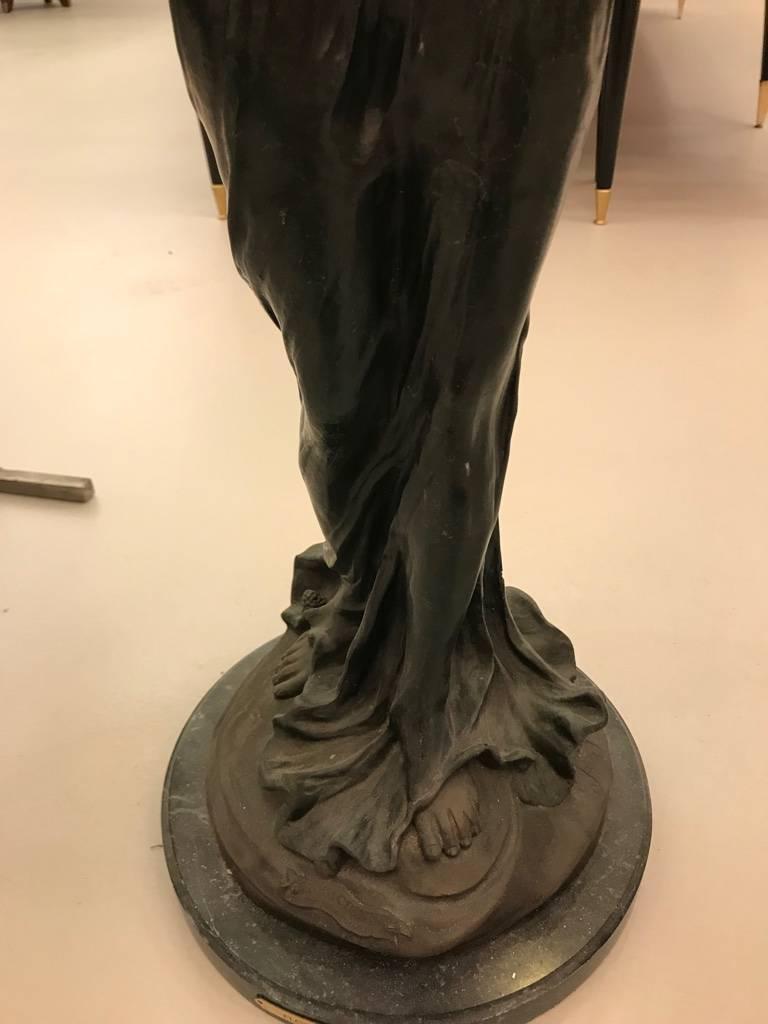 Sculpture en bronze Musicienne Par Flora sur socle en marbre en vente 3