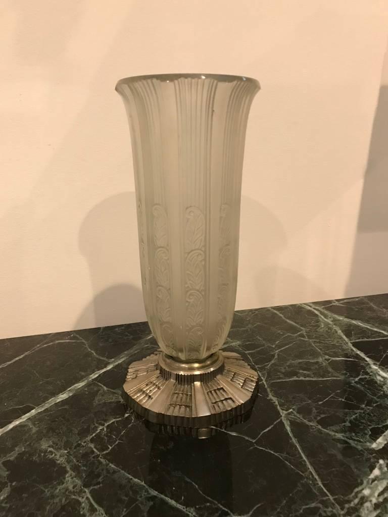 Magnifique vase à fleurs Art Déco français par Hettier et Vincent. Avec motif floral en verre moulé transparent et dépoli. Maintenu par une base déco en bronze nickelé.

 