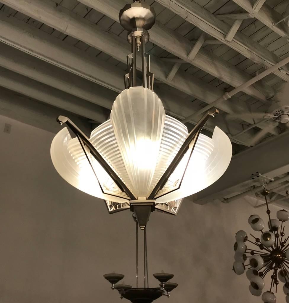 Lampadario a grattacielo Art Deco francese firmato da Atelier Petitot in vendita 3