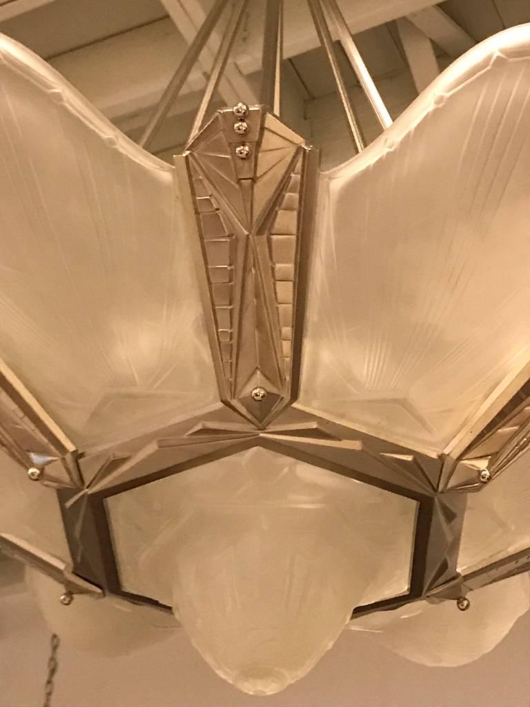Geometrischer französischer Art-Déco-Kronleuchter, signiert von Des Hanots (Glas) im Angebot